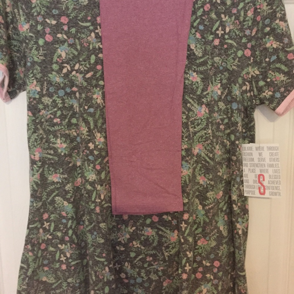 LulaRoe Outfit - Classic T - S & OS Leggings - NWT